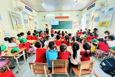 Trường MN Họa Mi tổ chức cho trẻ trải nghiệm tham quan trường tiểu học